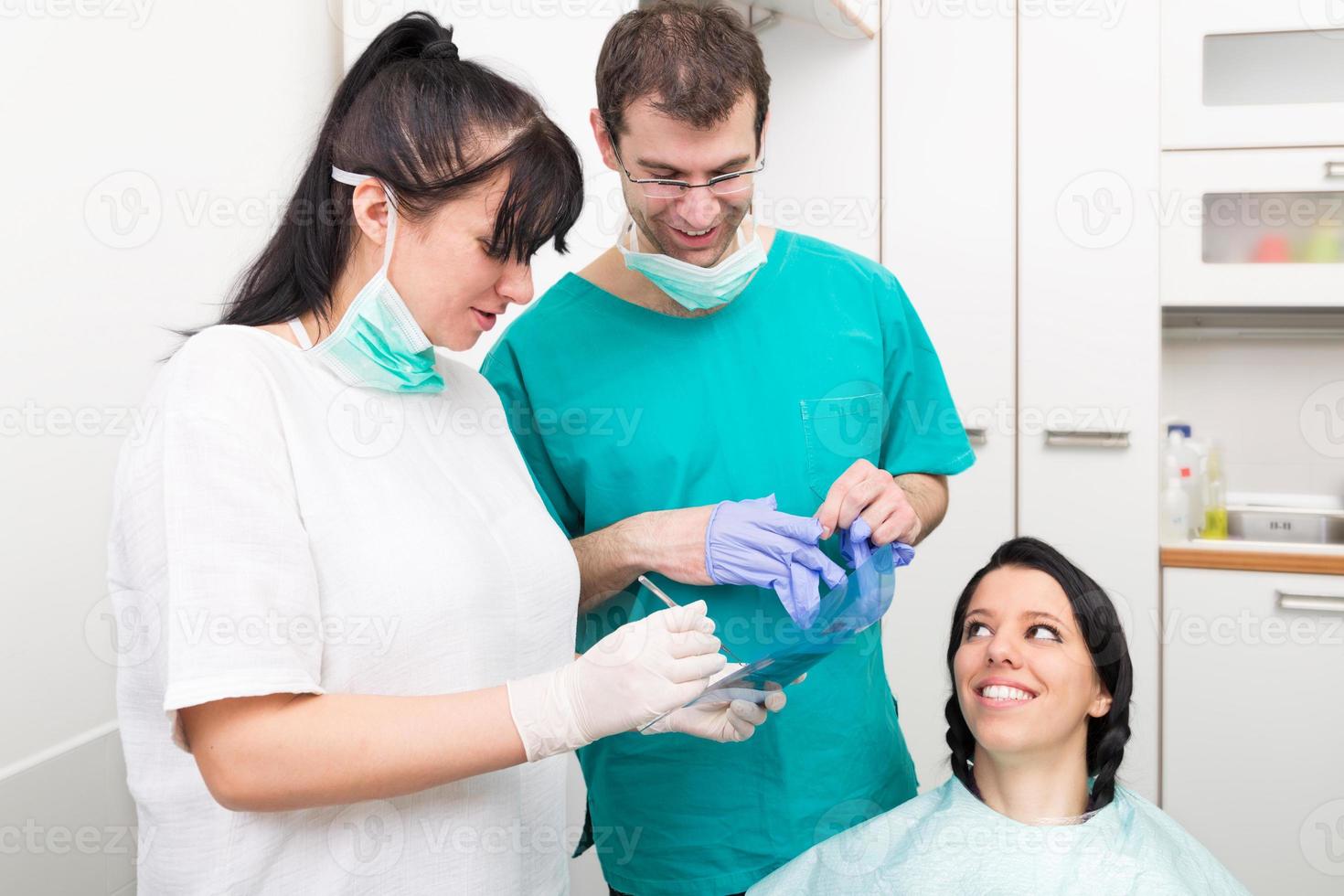 consultations du dentiste sur l'image radiographique photo