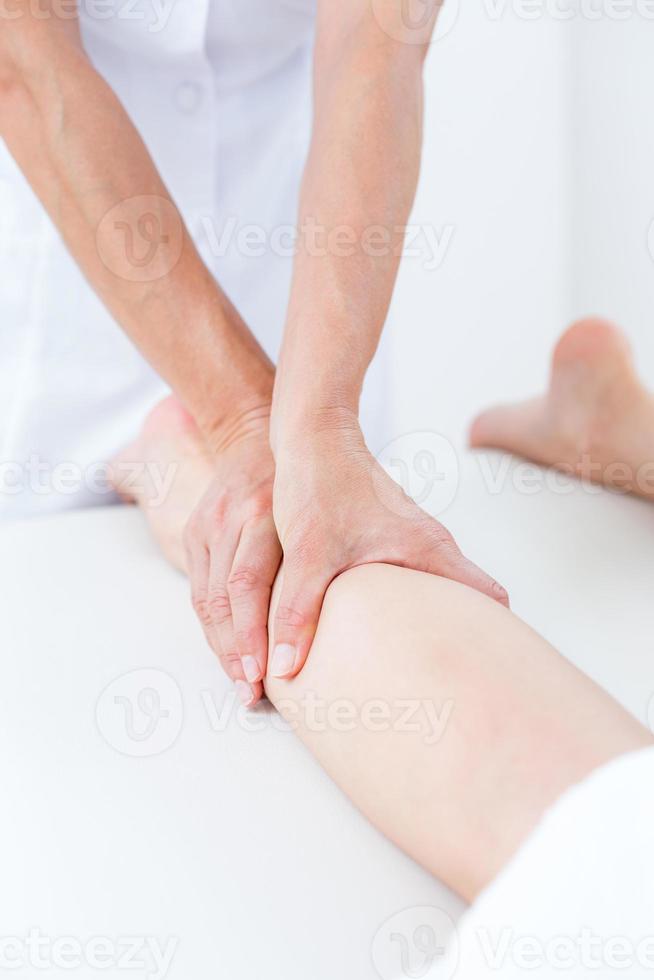physiothérapeute faisant le massage des jambes photo