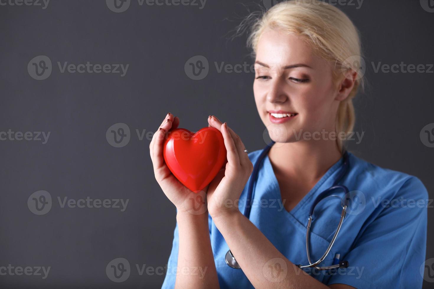 docteur, stéthoscope, tenue, coeur, isolé, gris, fond photo