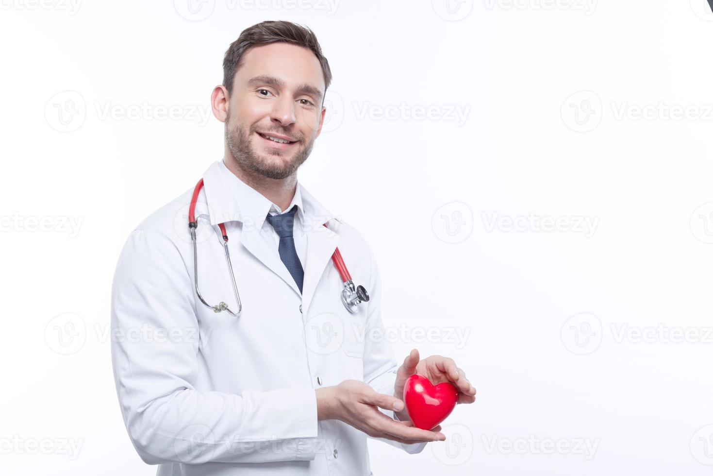 joli cardiologue tenant coeur photo