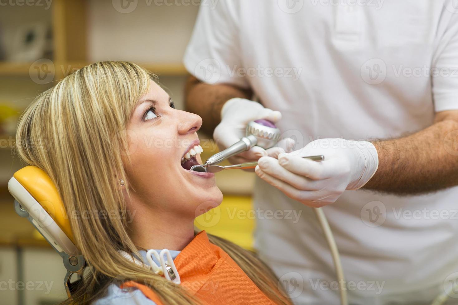 femme au dentis photo