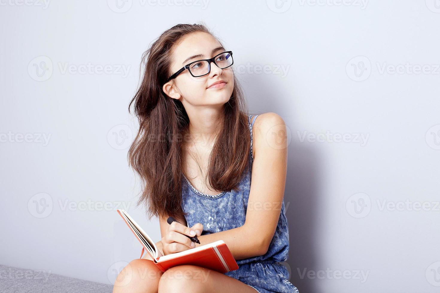 adolescente fait ses devoirs. photo