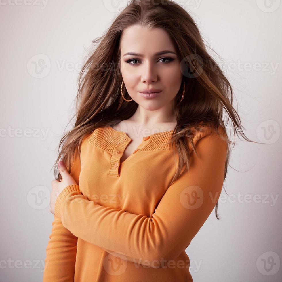 jeune modèle de beauté fille iin pull orange décontracté. photo