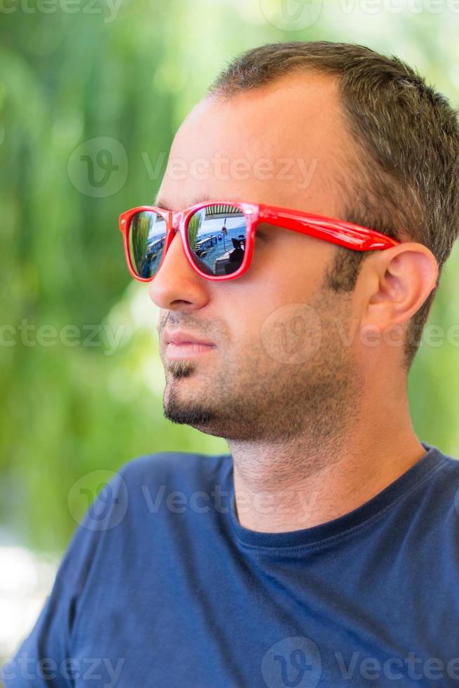 portrait masculin, à, lunettes soleil photo