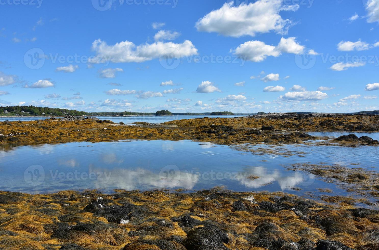 nuages se reflétant dans l'eau de l'océan de la baie photo