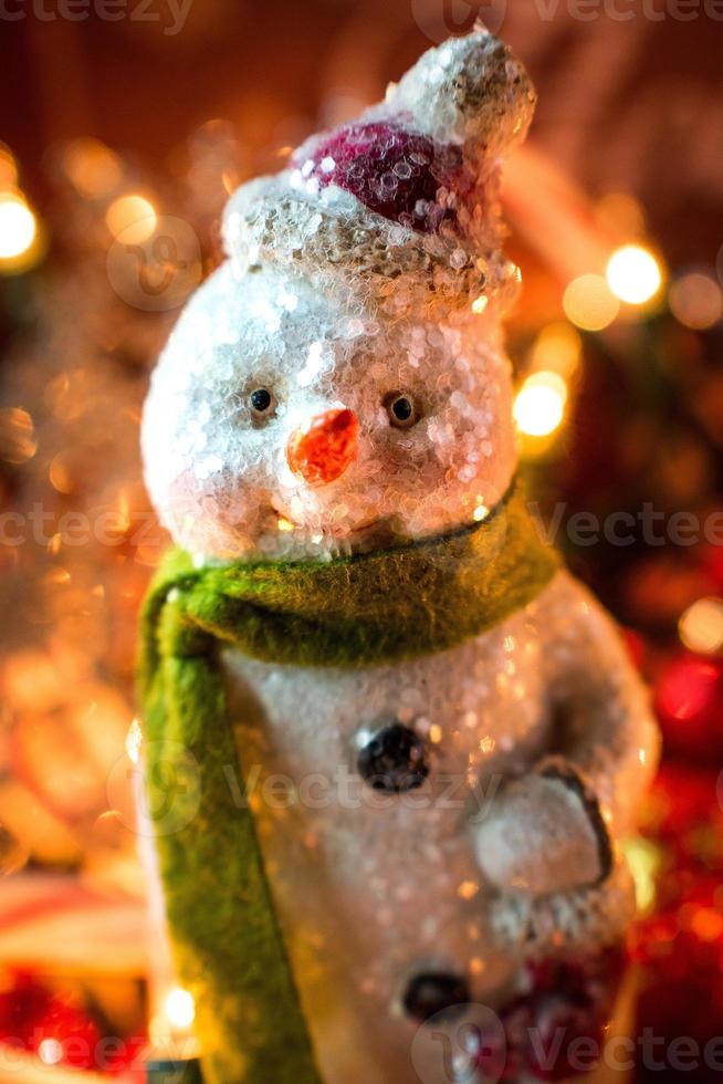 décorations de bonhomme de neige de noël dans des lumières de fête photo