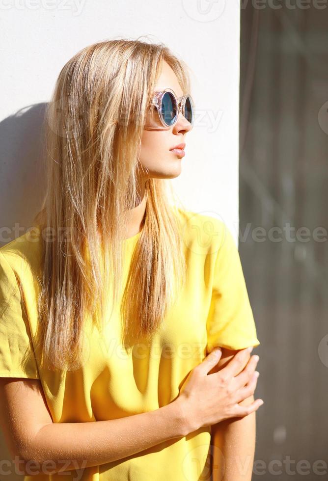 photo de mode de rue, élégante jolie fille hipster à lunettes de soleil