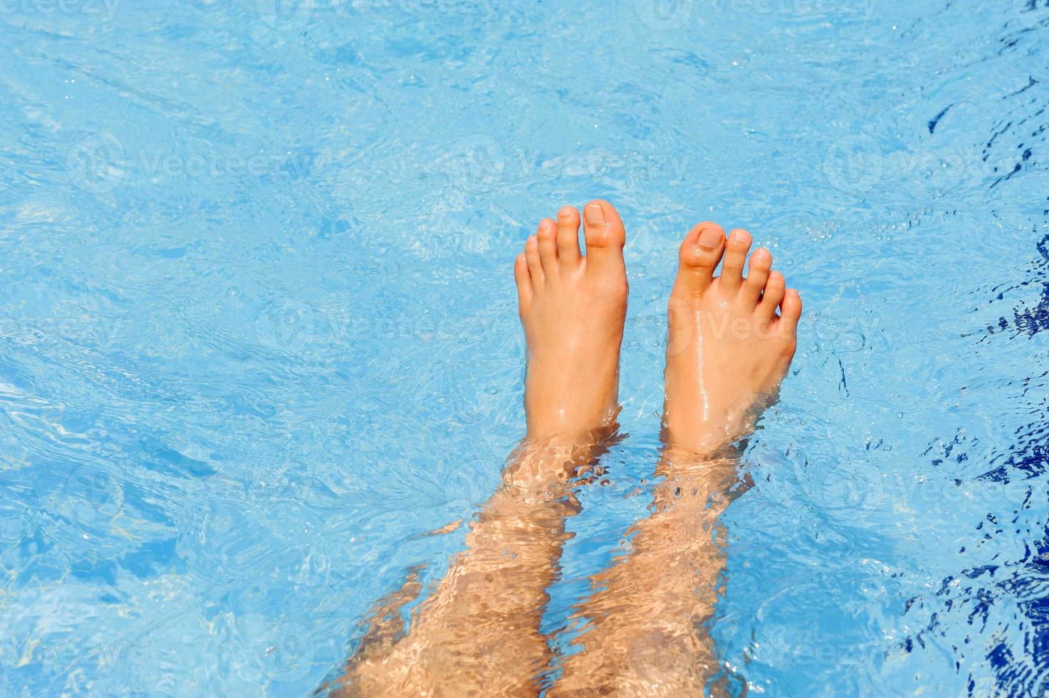 pieds mâles flottent sur l'eau photo