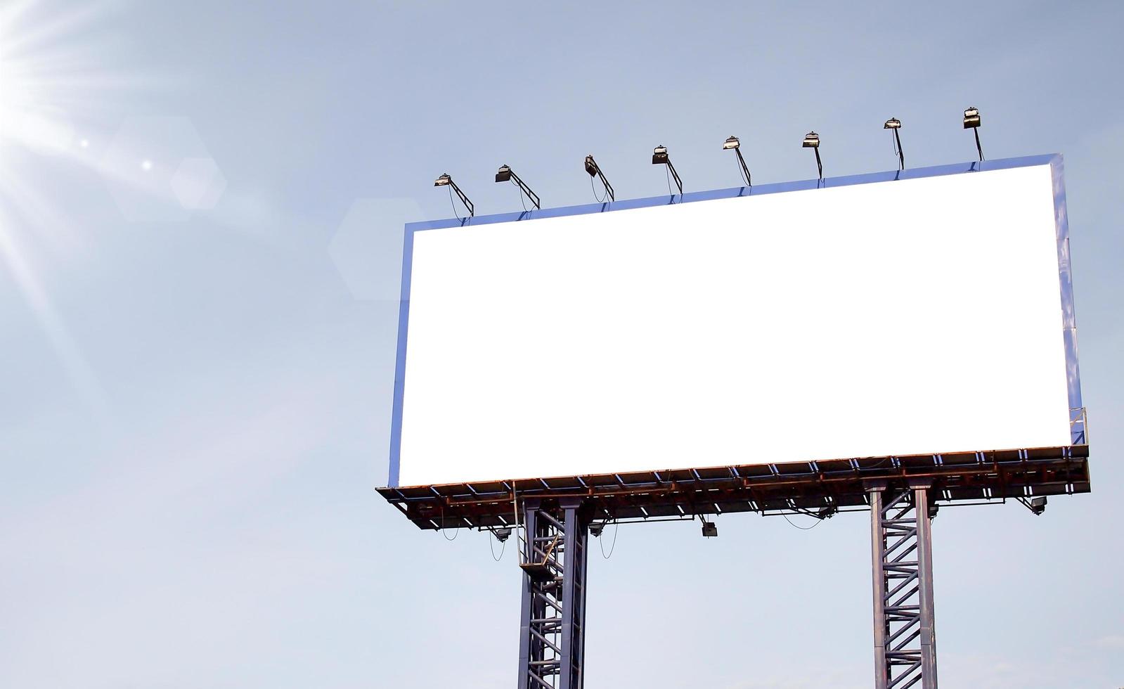 panneau d'affichage vide avec le ciel photo