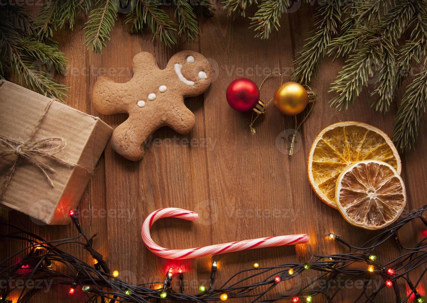 arbre de Noël en pain d'épice et cadeaux sur table photo