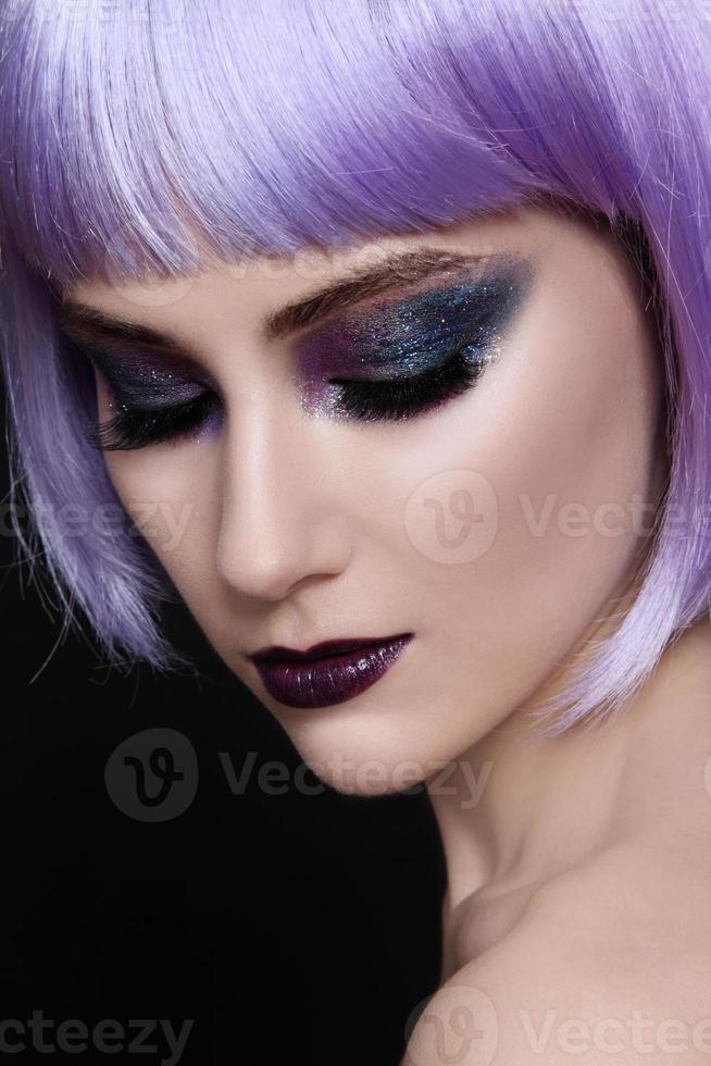 perruque violette et maquillage brillant photo