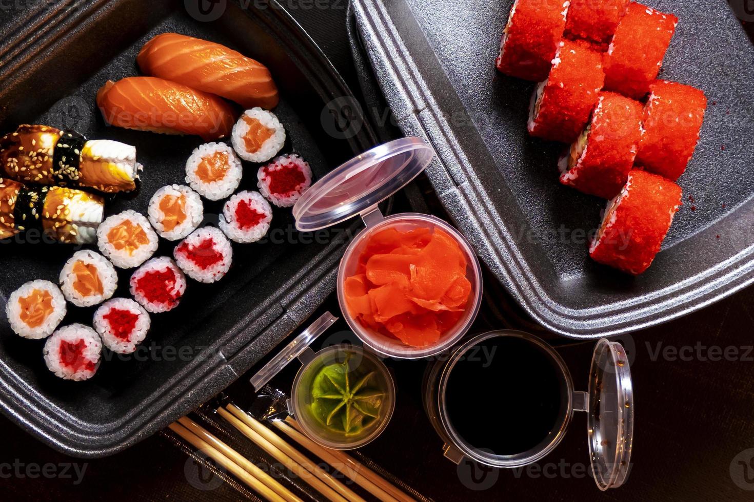 ensemble de délicieux rouleaux de sushi au wassabi et au gingembre dans une boîte. nourriture japonaise. photo