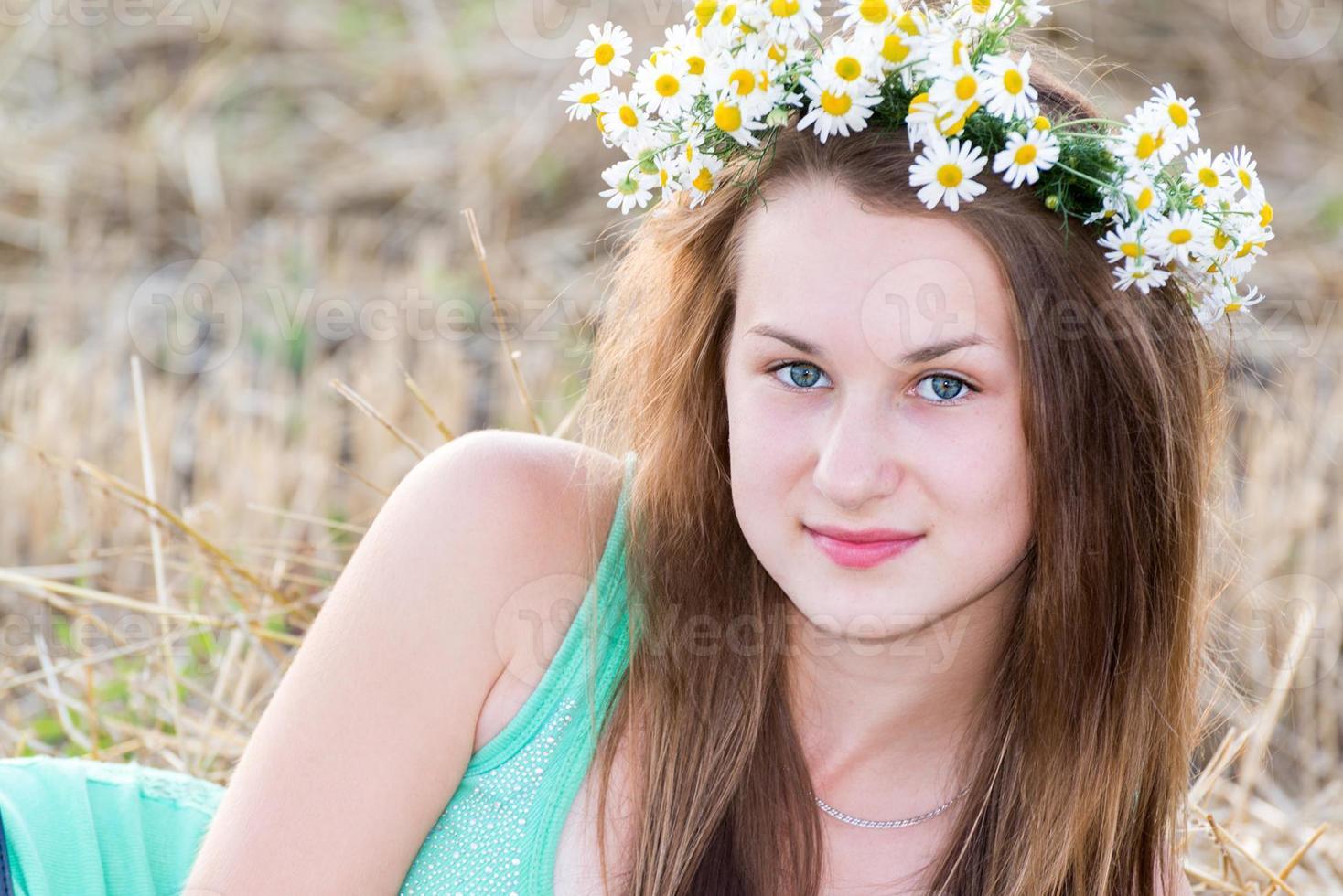 adolescente avec une couronne de marguerites dans le champ photo