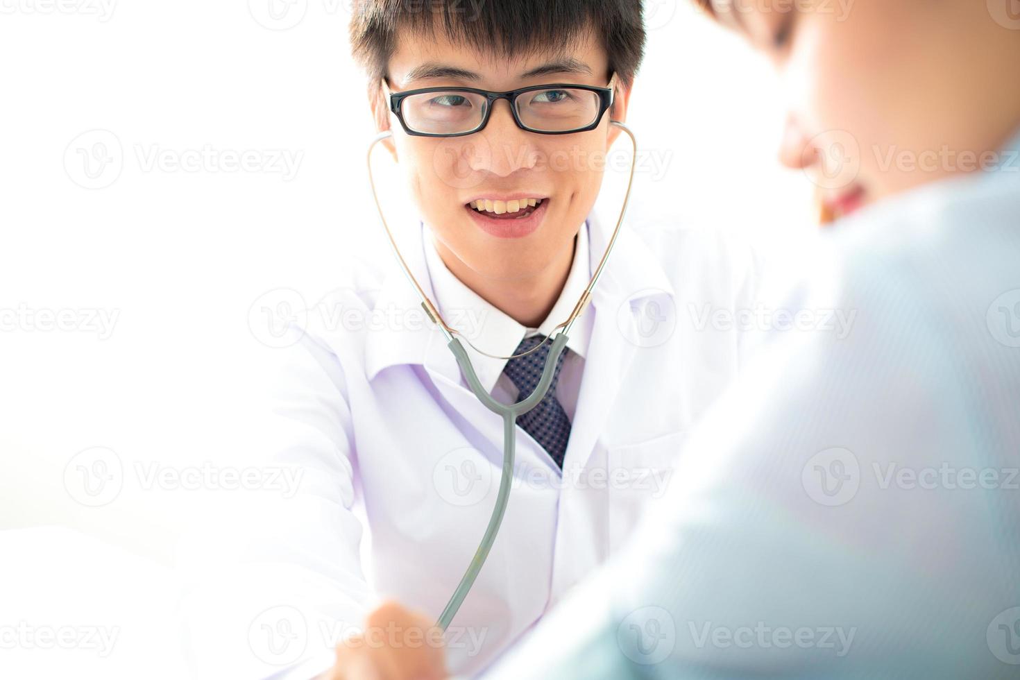 image lumineuse du médecin de sexe masculin avec le patient photo