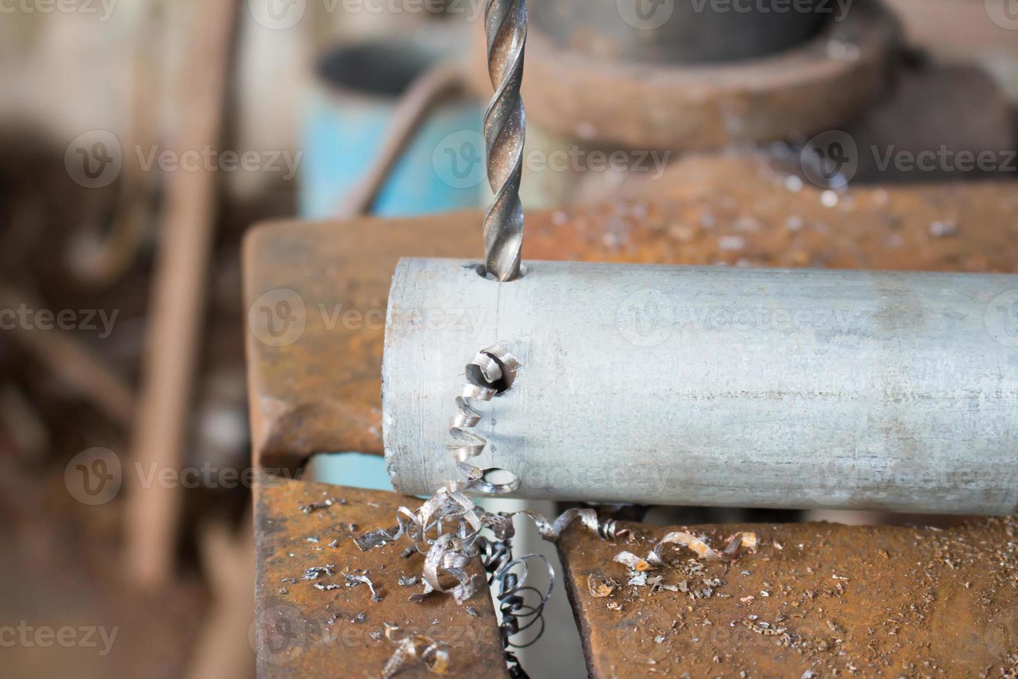 perçage des métaux avec une grande perceuse dans un atelier photo