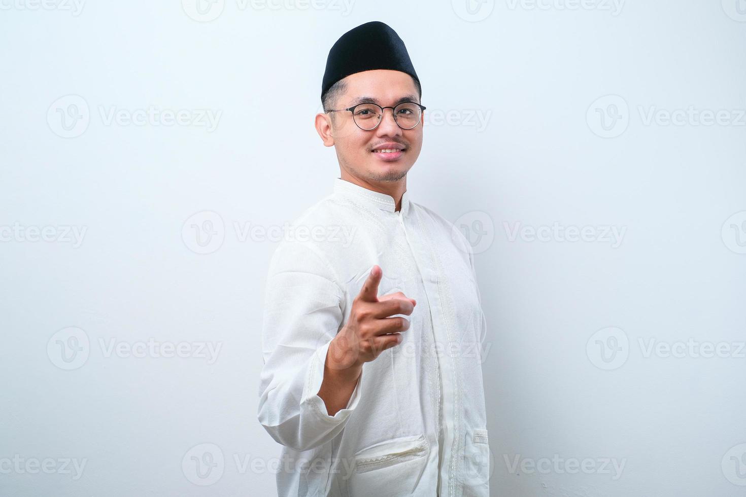 homme musulman asiatique pointant son doigt vers la caméra photo