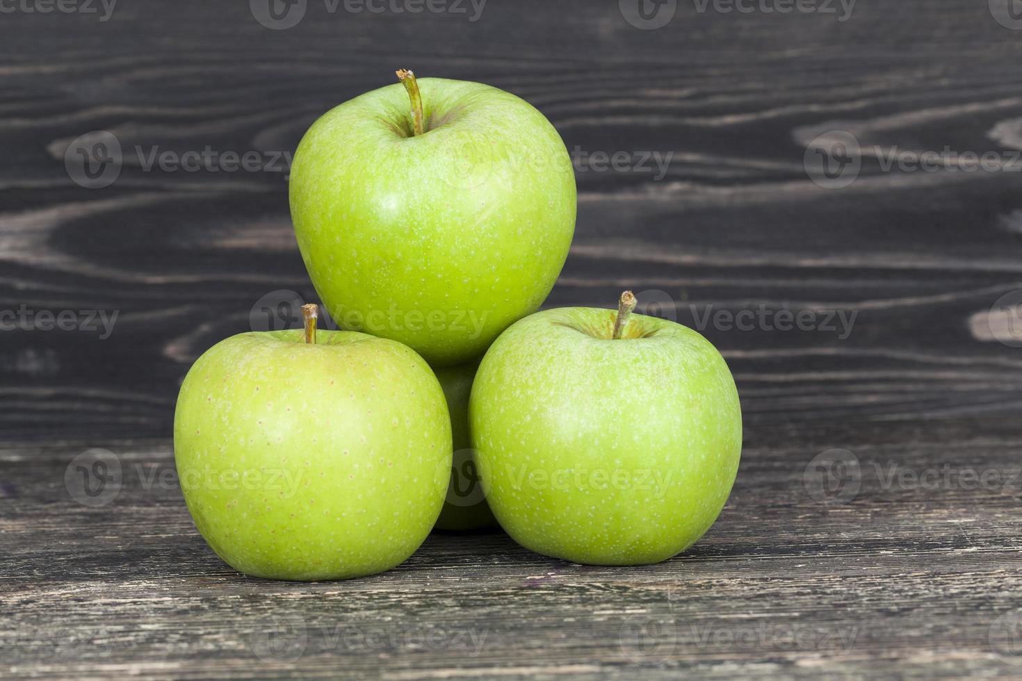 tas de mur de table noir pomme verte. photo