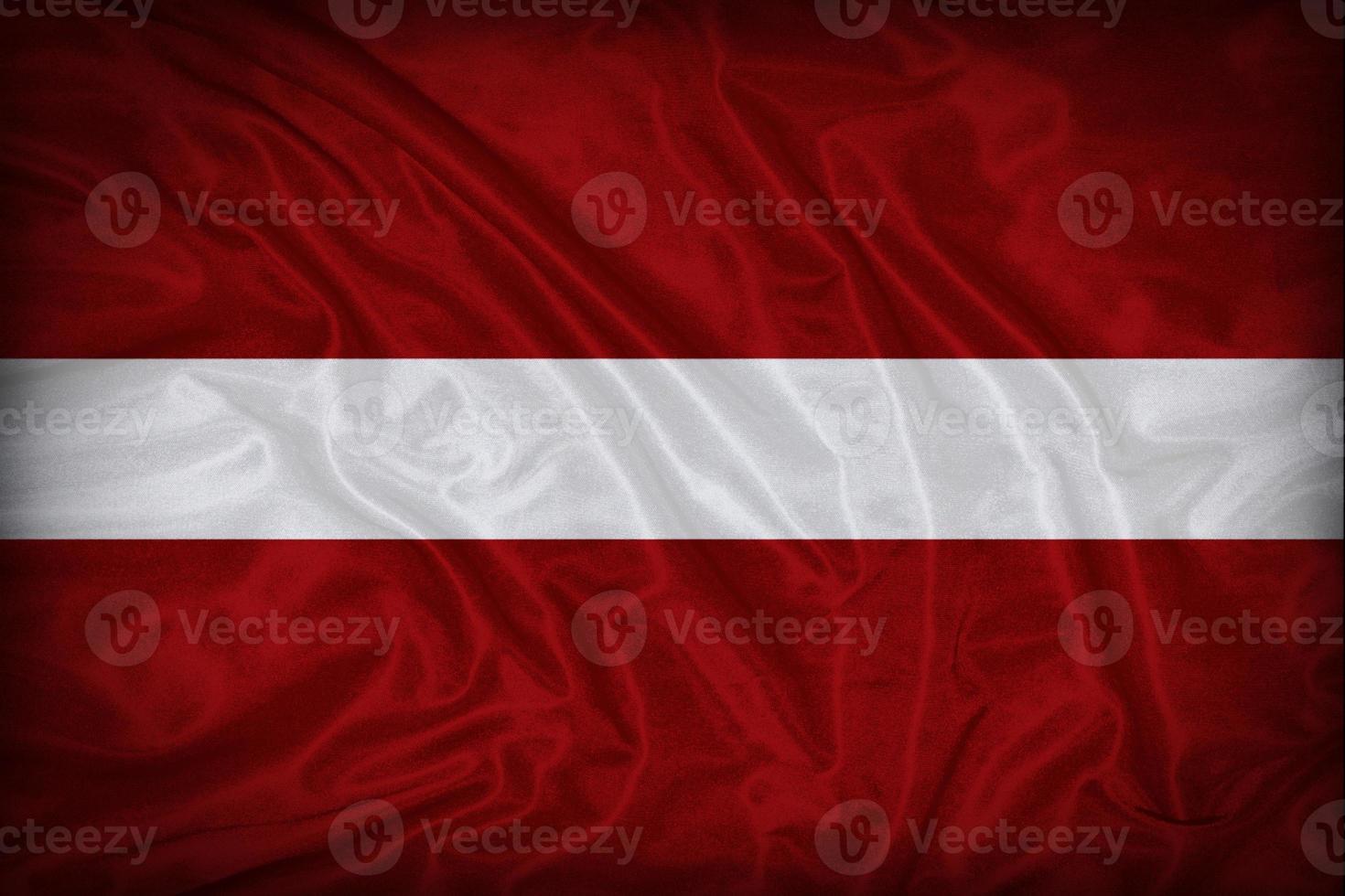 Modèle de drapeau de la Lettonie sur la texture du tissu, style vintage photo