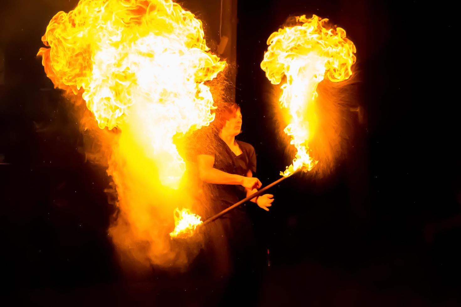 spectacle de feu sur le festival en plein air. les artistes exhalent la flamme, pilier de feu sur fond noir - 8 juillet 2015, russie, tver. photo