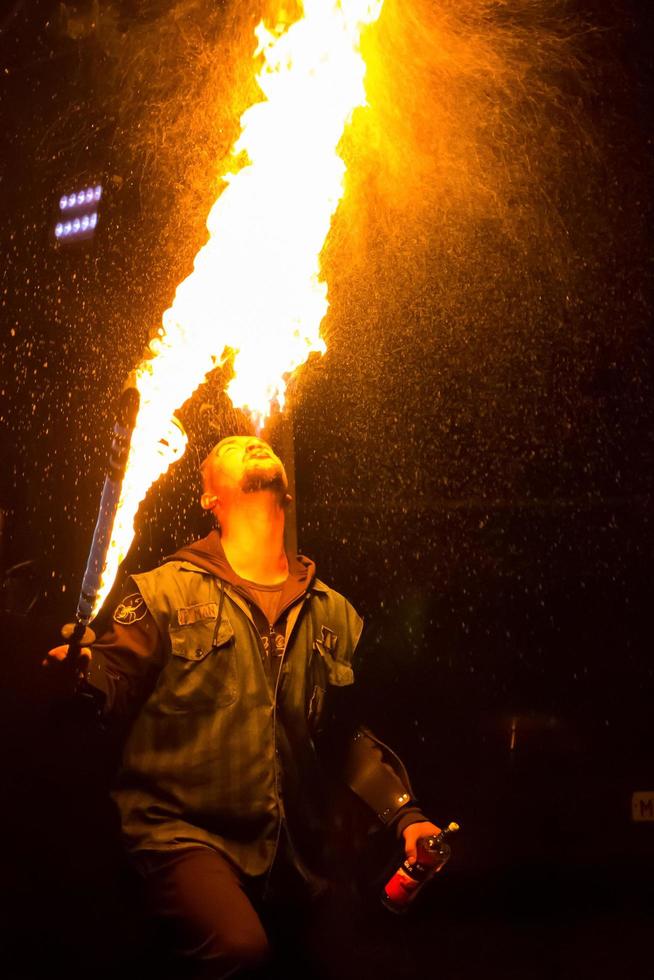 spectacle de feu sur le festival en plein air. les artistes exhalent la flamme, pilier de feu sur fond noir - 8 juillet 2015, russie, tver. photo