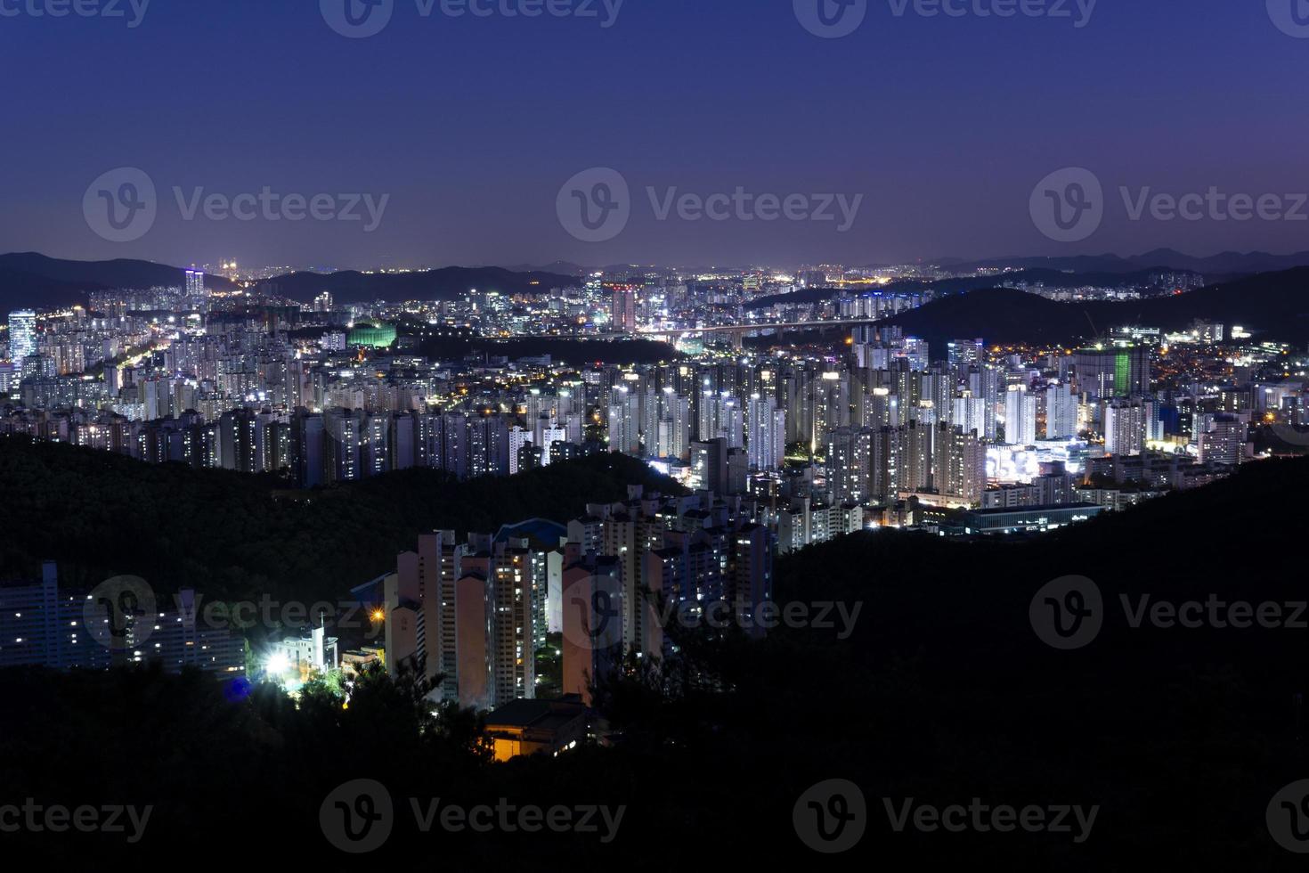 la vue nocturne spectaculaire d'anyang. photo