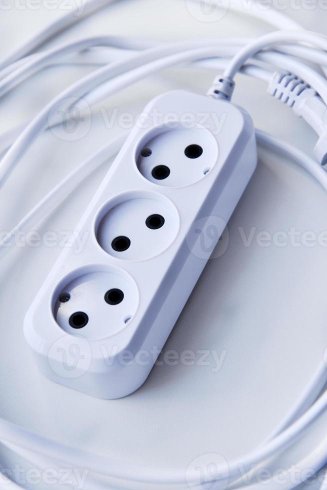 rallonge électrique blanche, superbe design pour tous les usages. fond blanc. photo