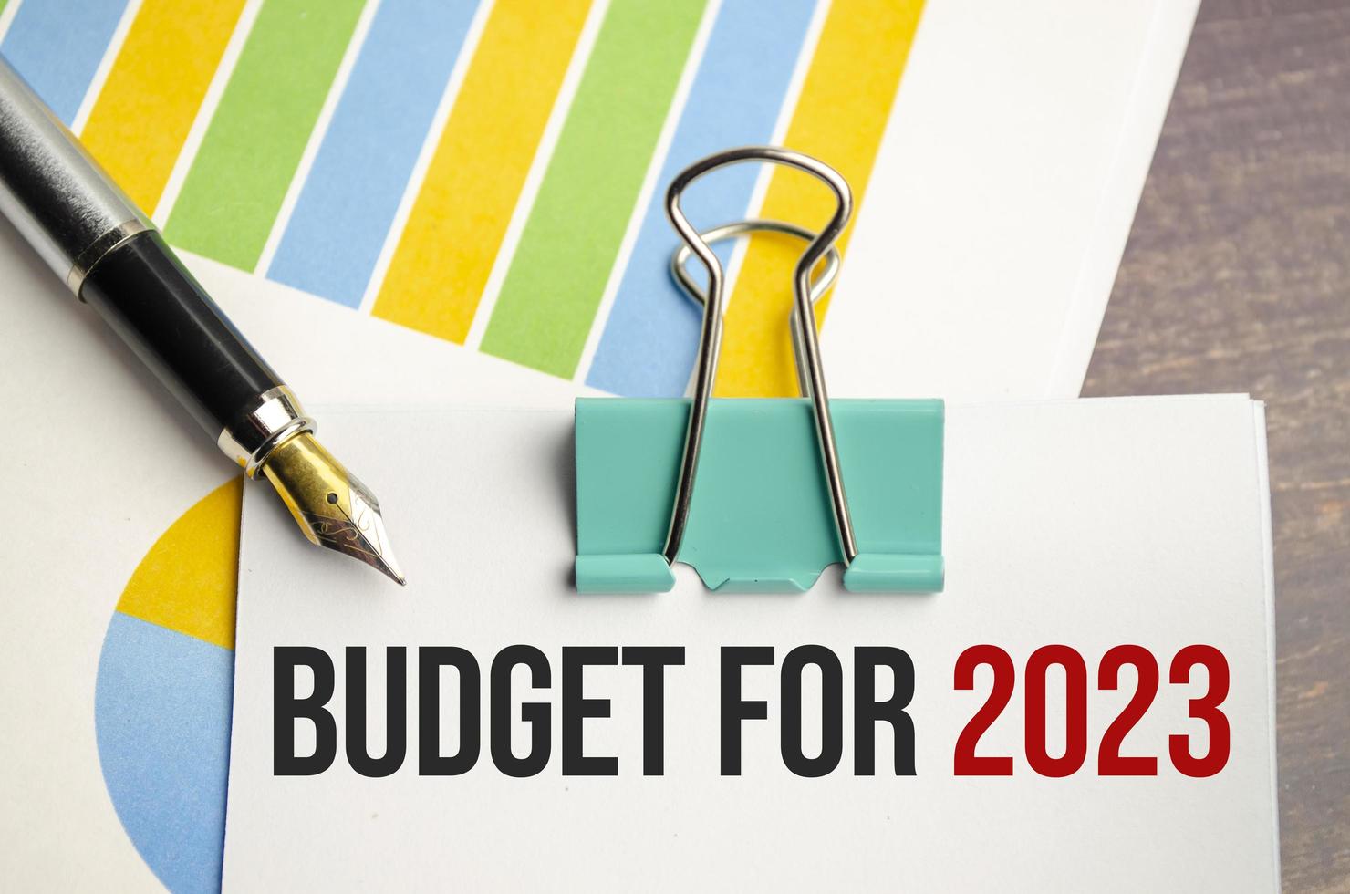 budget de texte bloc-notes blanc pour 2023 avec diagramme et stylo photo