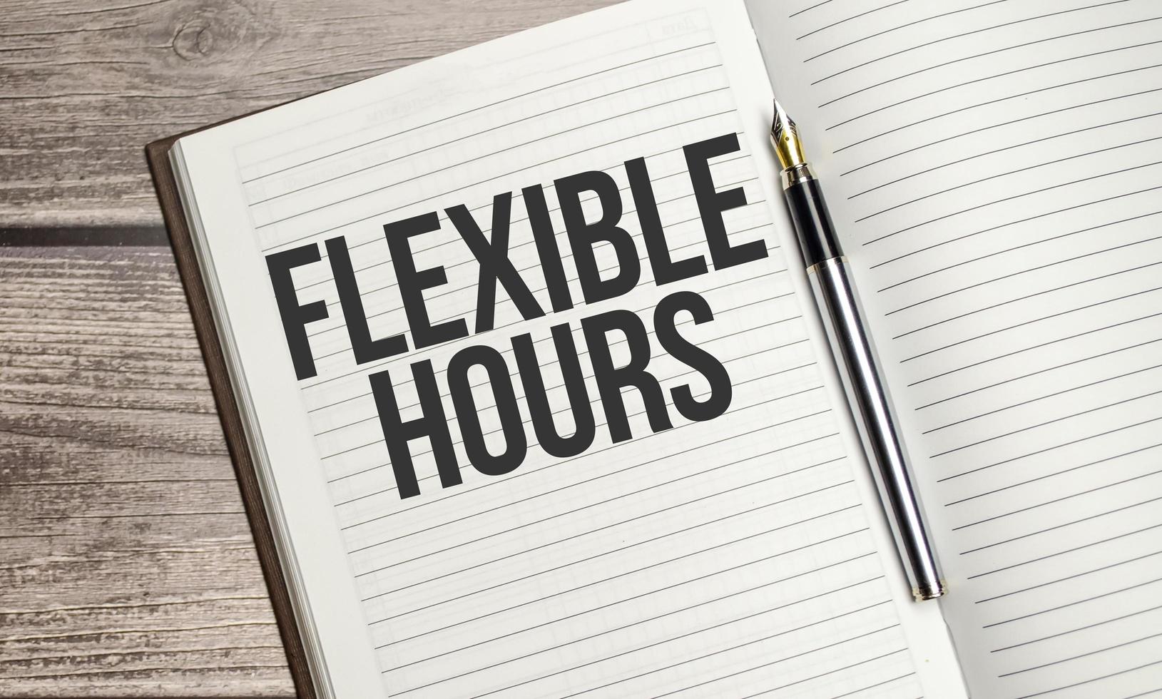 texte d'horaires flexibles sur un bloc-notes avec stylo, entreprise photo