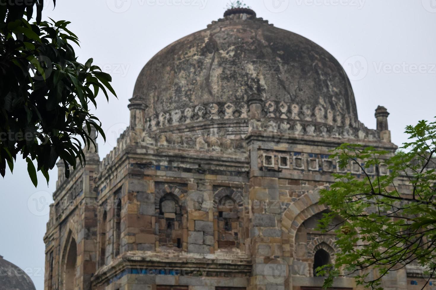 architecture moghole à l'intérieur des jardins lodhi, delhi, inde, belle architecture à l'intérieur de la mosquée à trois dômes dans le jardin lodhi serait la mosquée du vendredi pour la prière du vendredi, tombe du jardin lodhi photo