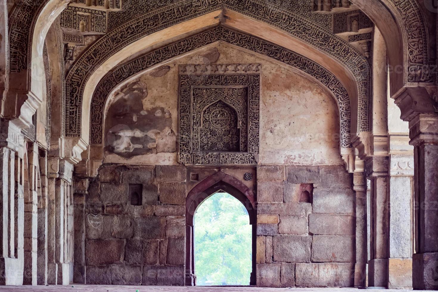 architecture moghole à l'intérieur des jardins lodhi, delhi, inde, belle architecture à l'intérieur de la mosquée à trois dômes dans le jardin lodhi serait la mosquée du vendredi pour la prière du vendredi, tombe du jardin lodhi photo