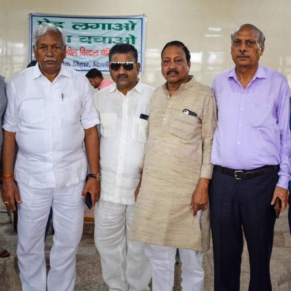 New delhi, inde, 19 juin 2022 - ram niwas goel en tenue blanche conférencier à l'assemblée législative de delhi à delhi vidhansabha pendant le camp de don de sang tenu au temple balaji, vivek vihar, delhi, inde photo