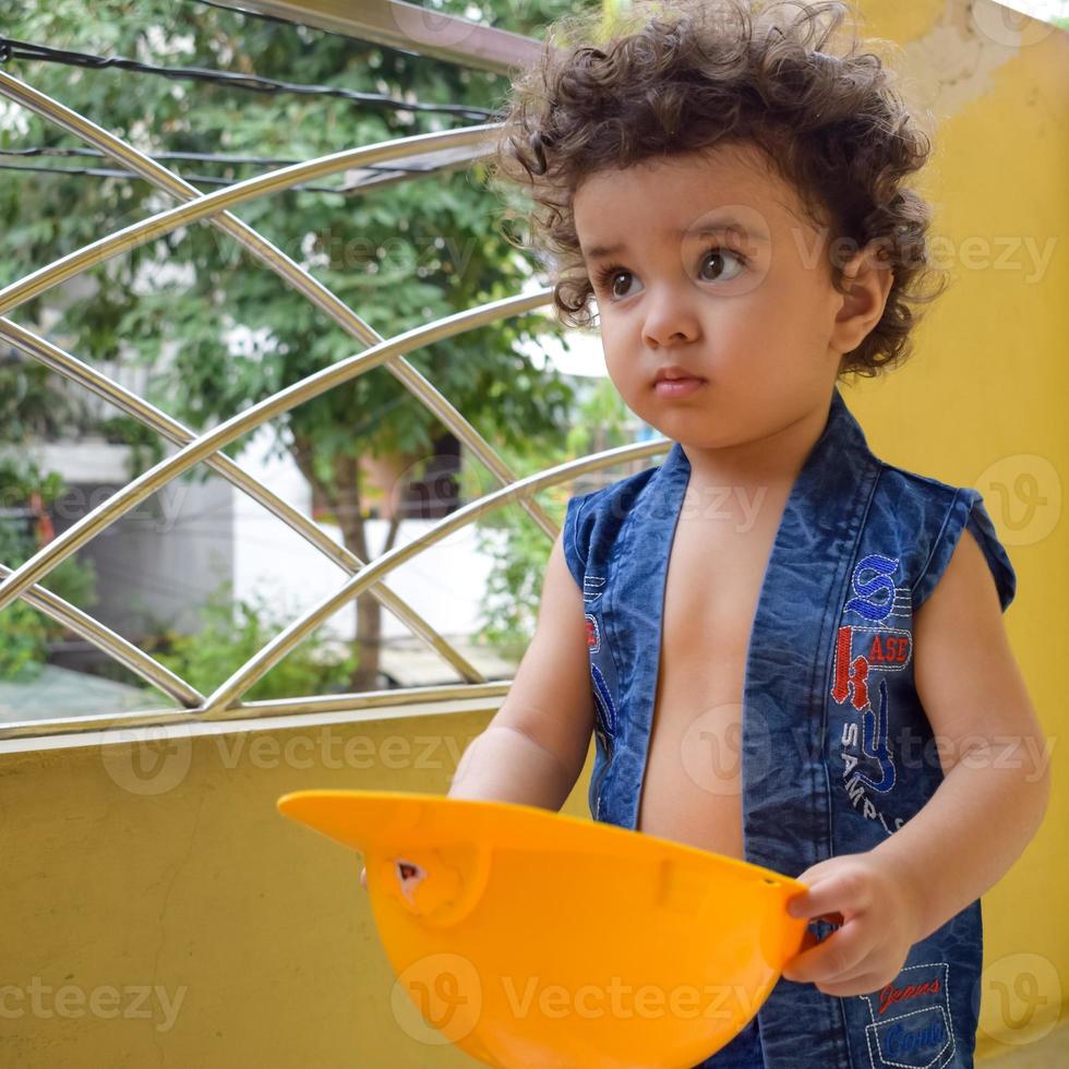 mignon petit garçon shivaay au balcon de la maison pendant l'été, doux petit garçon photoshoot pendant la lumière du jour, petit garçon appréciant à la maison pendant la séance photo