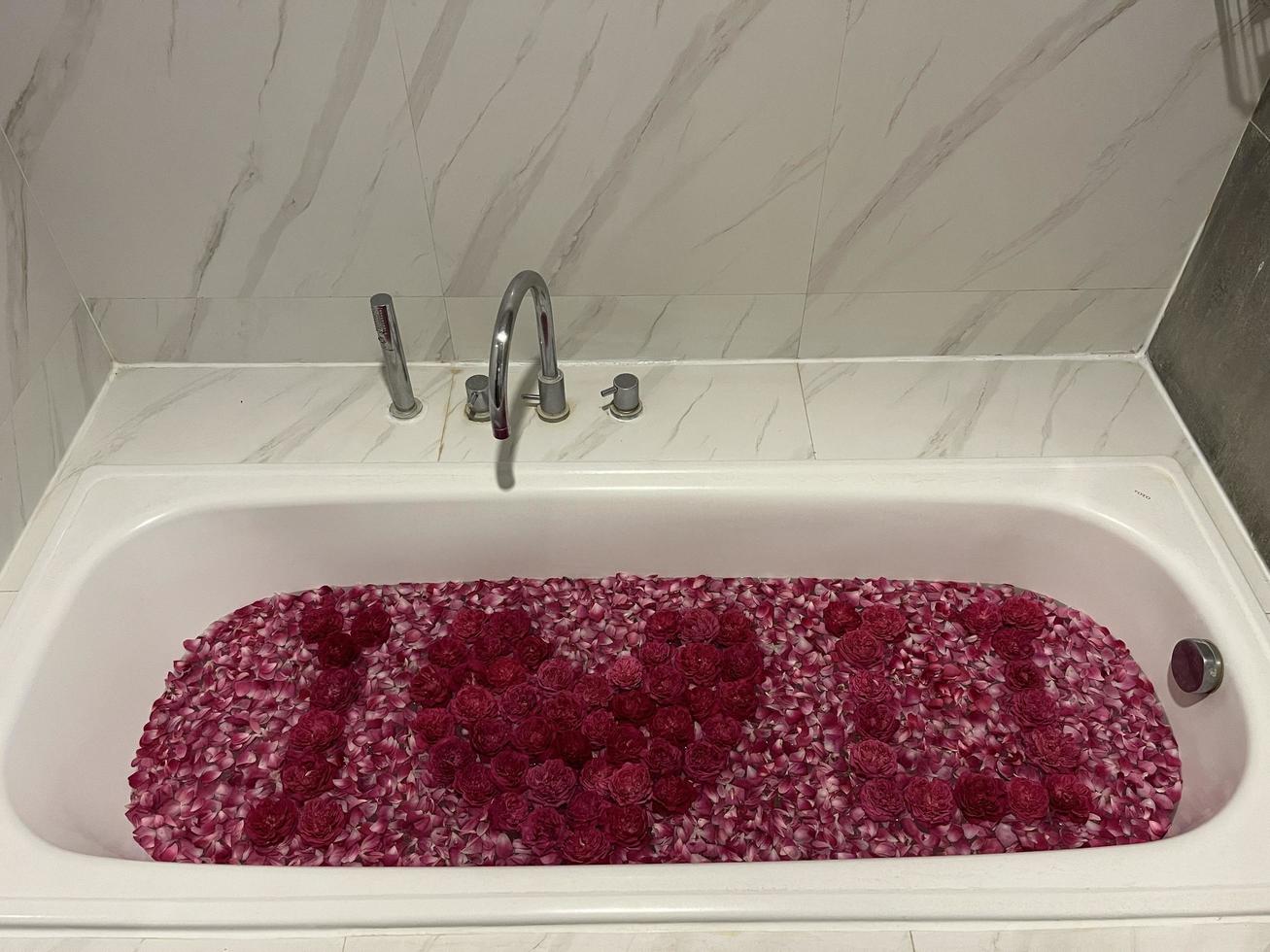 décoration rose pour les chambres au concept romantique. le parfum séduisant des roses. les roses sont soigneusement disposées et décorées pour former un cœur. les chambres d'hôtel sont préparées pour les couples qui partent en lune de miel. photo