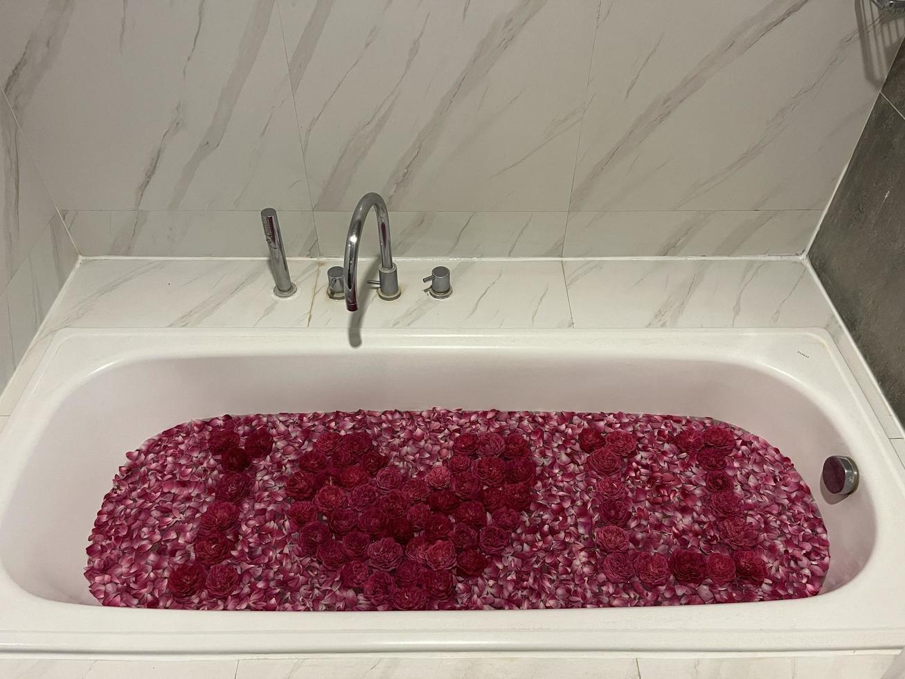 décoration rose pour les chambres au concept romantique. le parfum séduisant des roses. les roses sont soigneusement disposées et décorées pour former un cœur. les chambres d'hôtel sont préparées pour les couples qui partent en lune de miel. photo