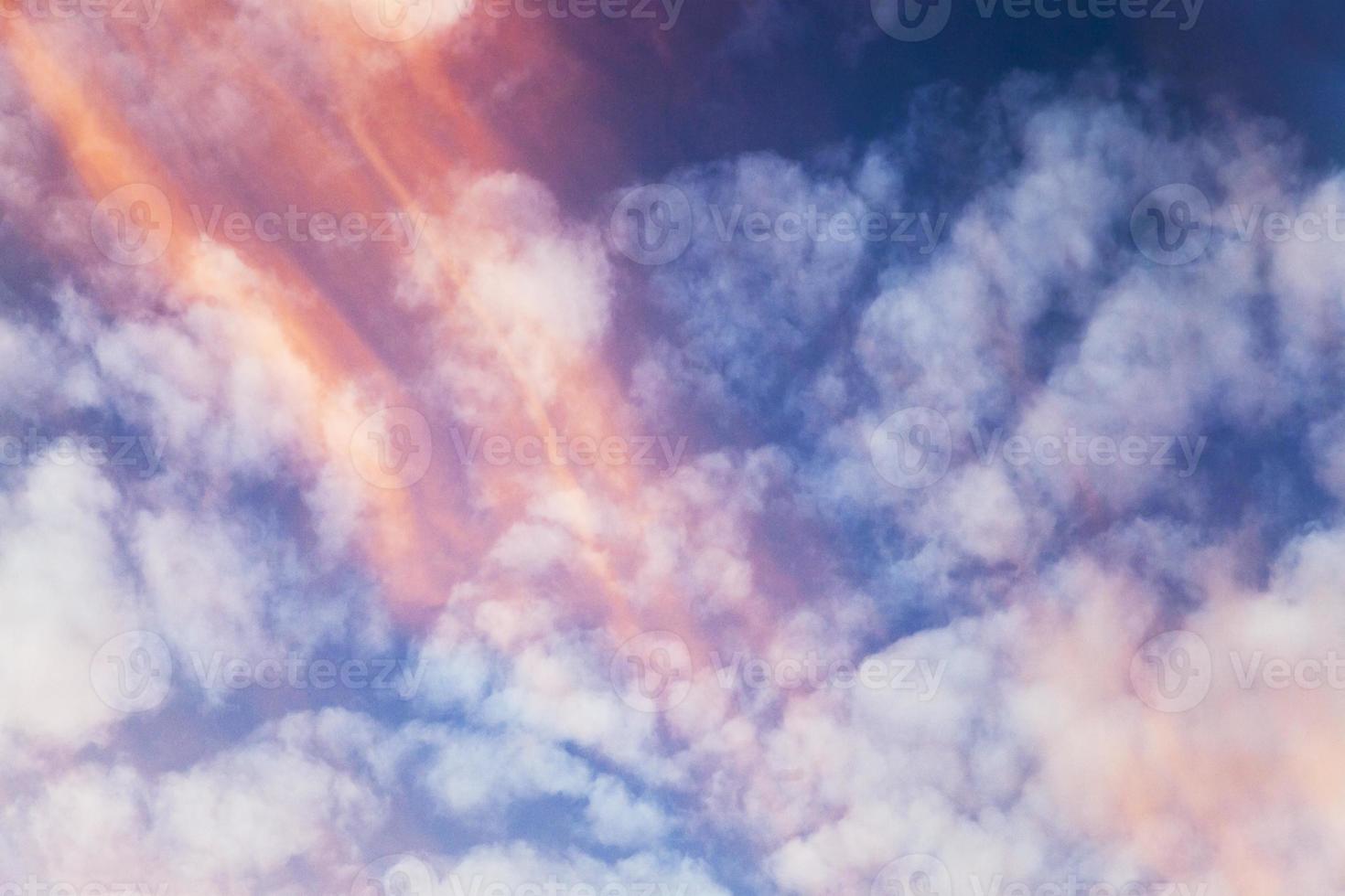 le coucher du soleil. nuages colorés photo