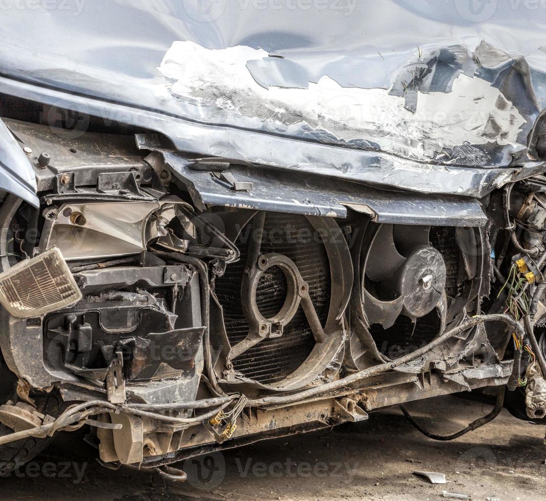 voiture endommagée après un accident photo