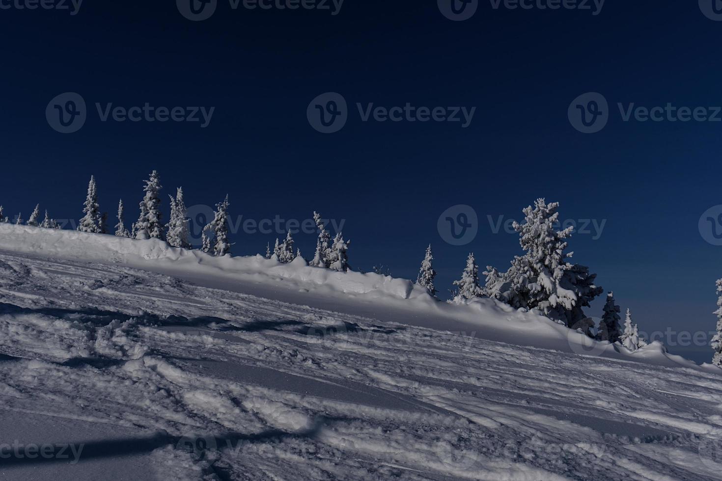 matin d'hiver ensoleillé dans les montagnes de sheregesh sur la piste de ski photo