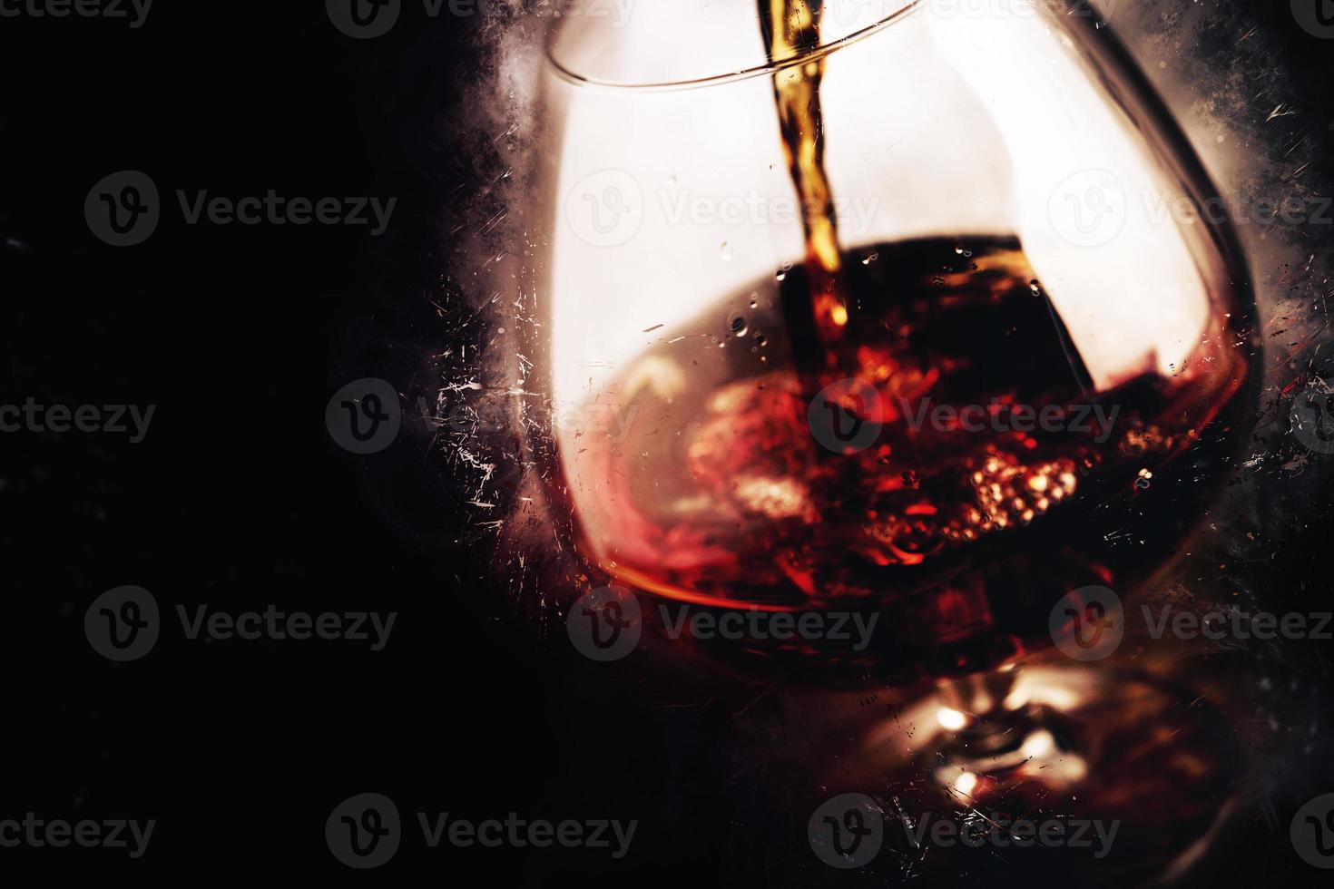 verre de whisky sur fond noir - nourriture et boisson boisson alcoolisée photo