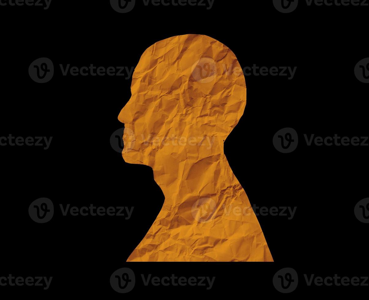 silhouette de tête humaine sur fond noir. portrait de personnes avec texture de papier froissé. papier coupé les gens de l'angle latéral. photo