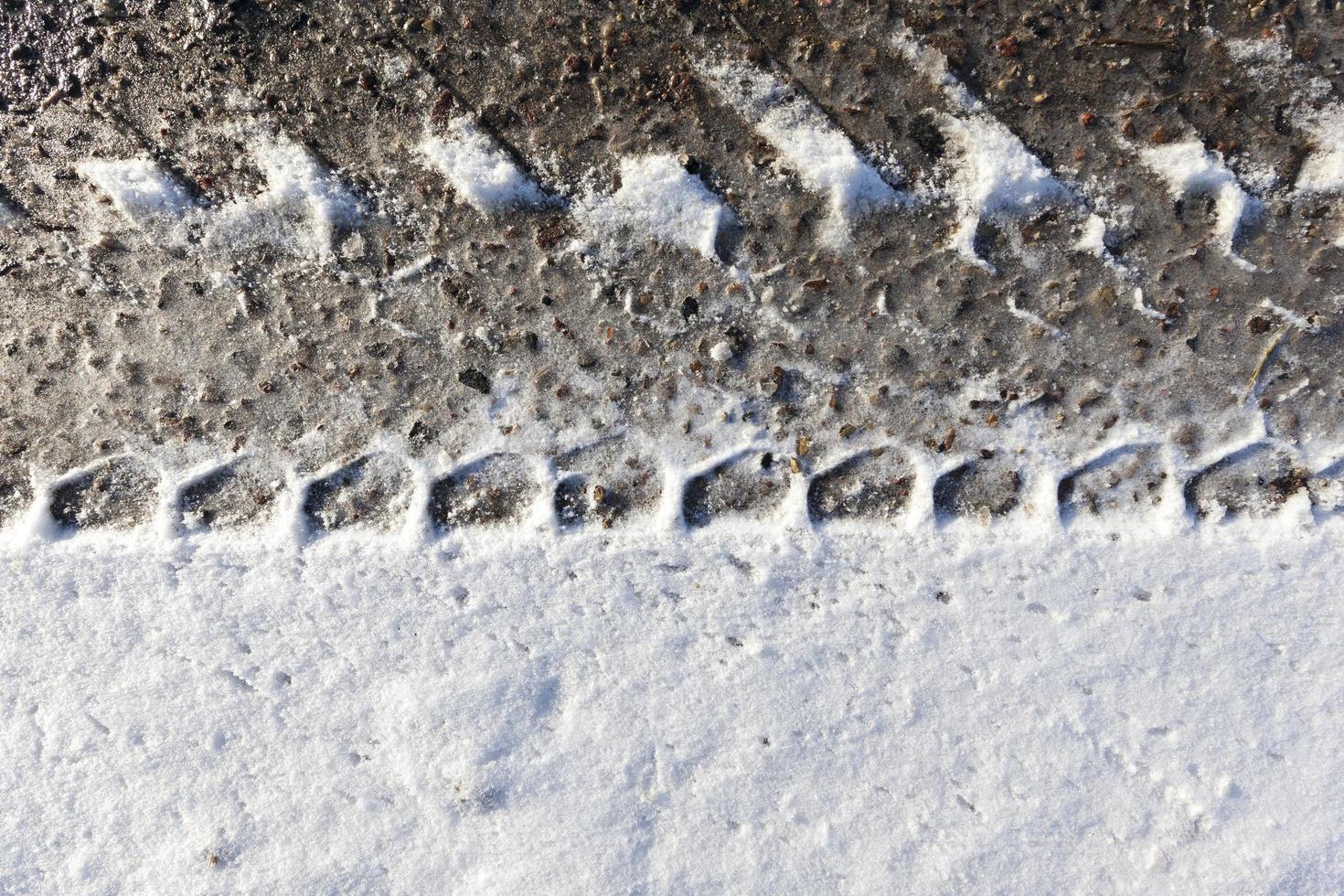 une piste dans la neige, l'hiver photo