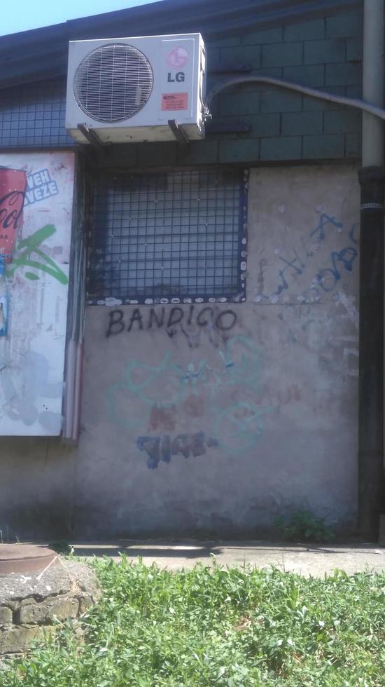 graffitis sur les murs- belgrade, 15.7. 2022 photo