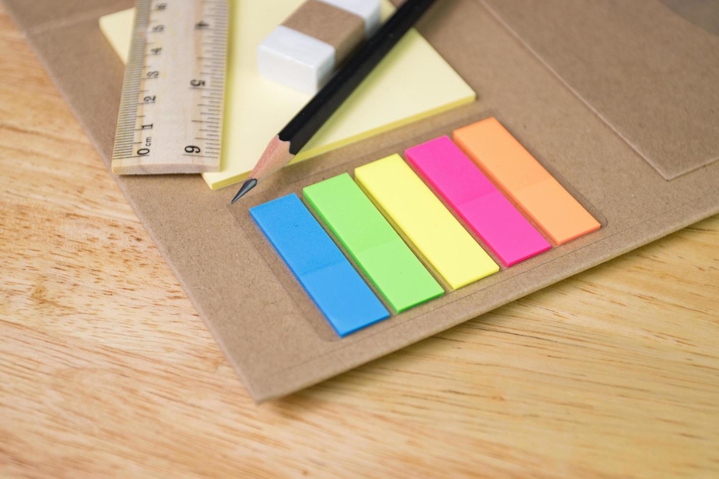 note papier couleur et crayon avec gomme, règle, mise au point sélective note papier couleur photo