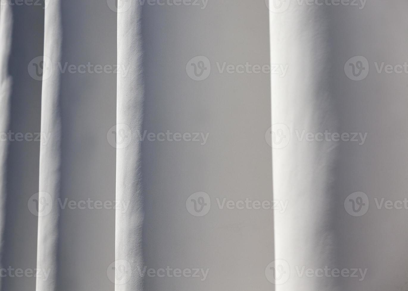 les colonnes du bâtiment peintes en peinture blanche photo