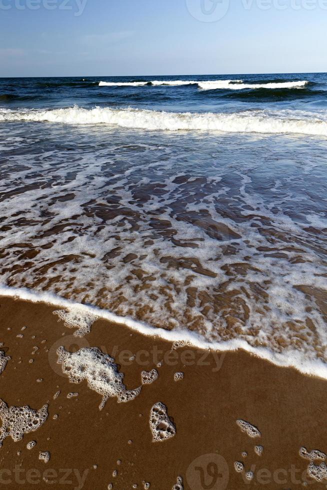 beau temps ensoleillé sur la côte de la mer baltique photo