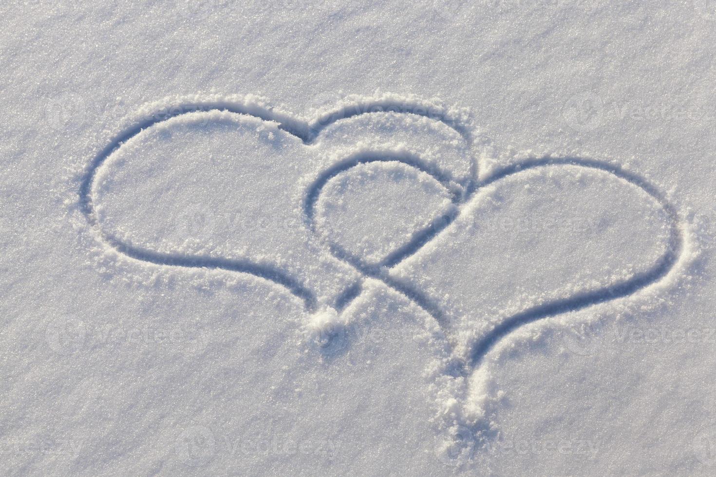 dessiné en hiver, le coeur sur la neige photo