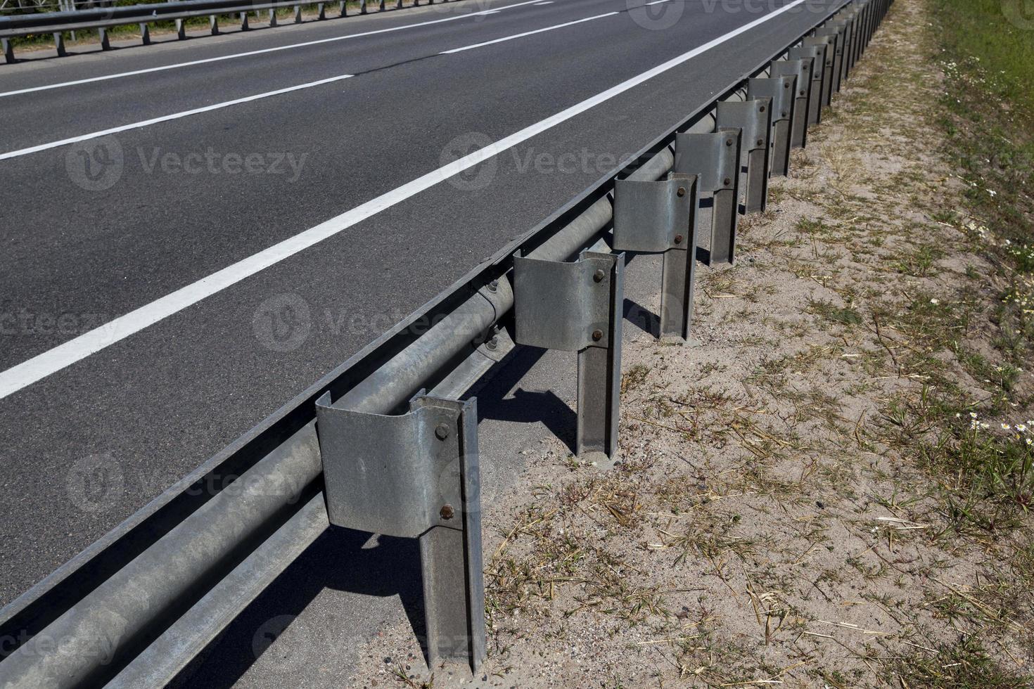 clôtures en acier sur la route pour assurer la sécurité des voitures photo
