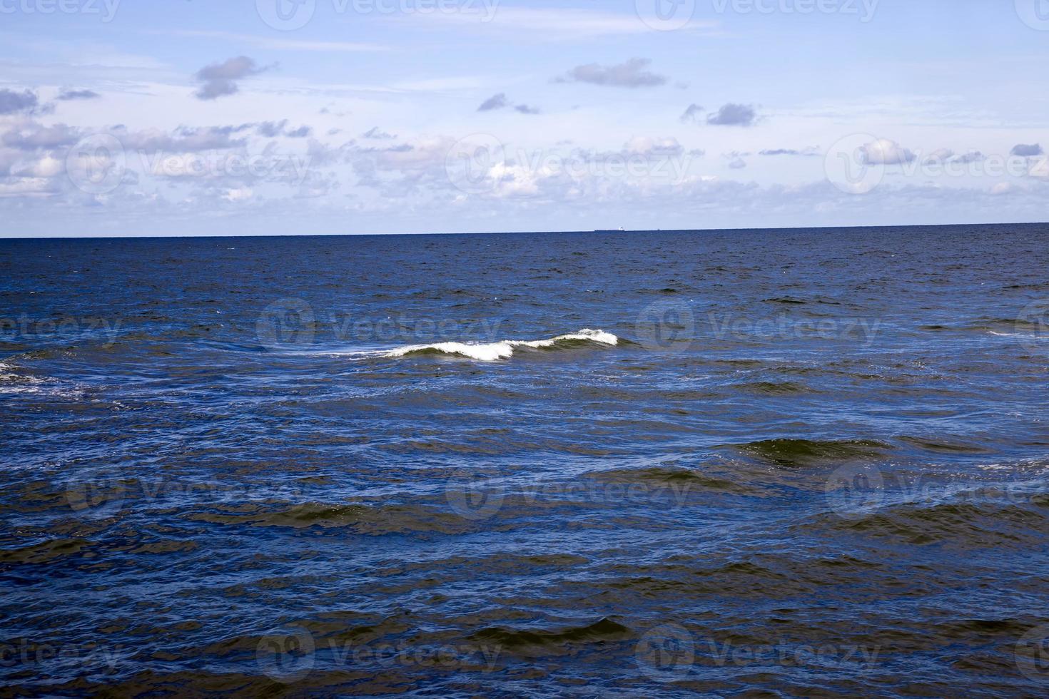 côte de la mer avec beaucoup de vagues par temps venteux photo