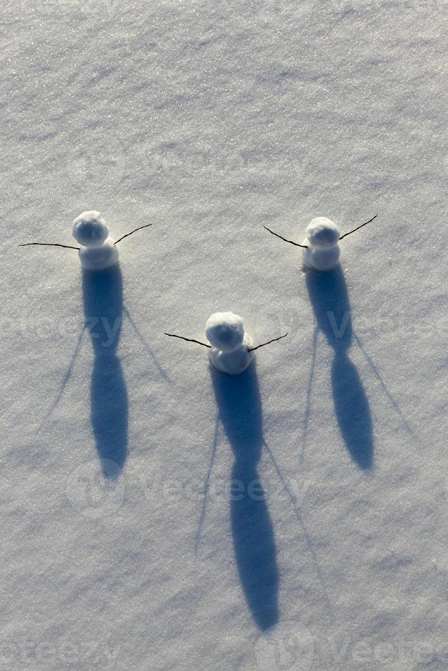 jeux dans la neige avec création de plusieurs bonhommes de neige photo