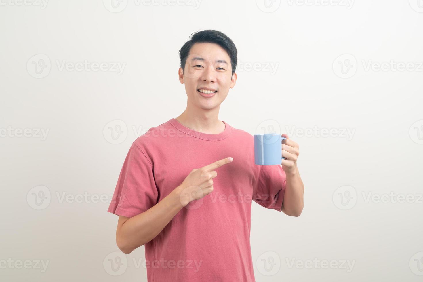 jeune homme asiatique tenant une tasse de café photo