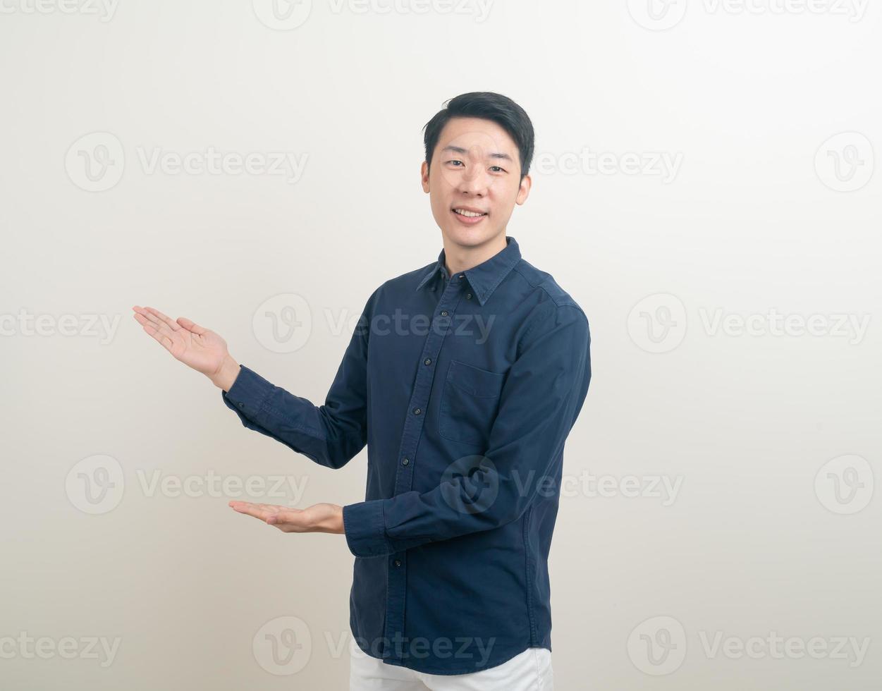 homme asiatique avec la main pointant ou présentant sur fond blanc photo